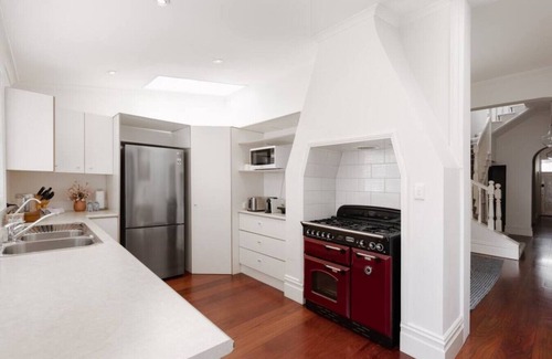 Carlton Appartement | Terrasse victorienne, luxueux 4 chambres 2 salles de bain à Lygon Street