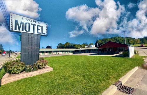Onaway Cabine | Lyons in Onaway - 1 Full Bed - Room 5 - Sleeps 2
