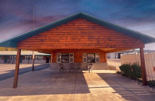 Onaway Cabine | Lyons in Onaway - 2 Full Beds - Room 11- Sleeps 4