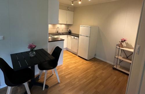 Rubbestadneset Appartement | Lys Leilighet, midt i Rubbestadneset