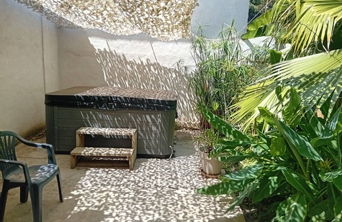 Saint-Gilles Appartement | mas en Camargue avec jacuzzi pour 2 a 3 personnes au bord du petit Rhône