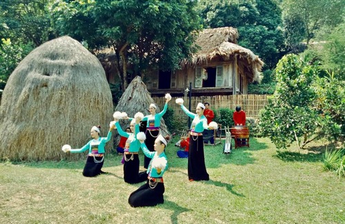 Hoa Binh Maison | Mường Retreat Hòa Bình Rose room trong Bảo tàng Nghệ thuật