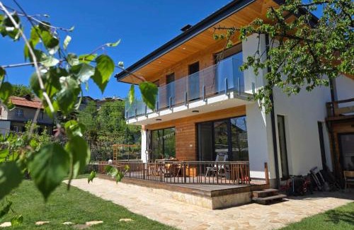Sofia Maison | Ma-Bebe Play House with Private Sauna - Lake, Parks and SPA Pools in 5 min