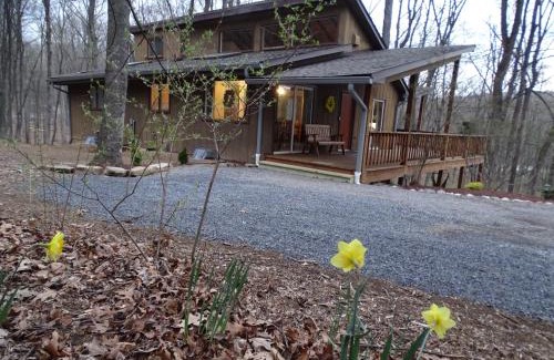 Berkeley Springs Maison | Ma-ple Haven -Wifi, Fireplace, Deck, Fire Pit, Family Friendly, Game Room, Pool Access