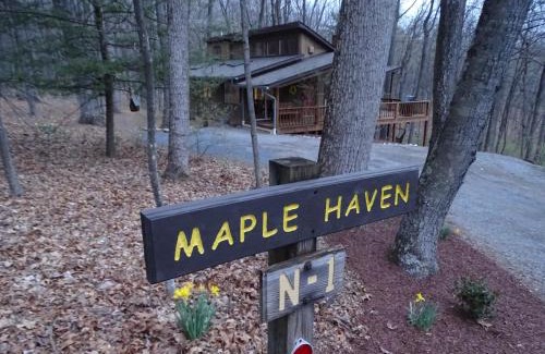 Berkeley Springs Maison | Ma-ple Haven -Wifi, Fireplace, Deck, Fire Pit, Family Friendly, Game Room, Pool Access
