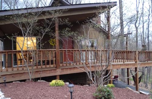Berkeley Springs Maison | Ma-ple Haven -Wifi, Fireplace, Deck, Fire Pit, Family Friendly, Game Room, Pool Access
