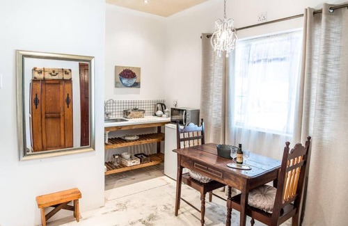 Robertson Maison | Mabet & Gabriella Guest Rooms