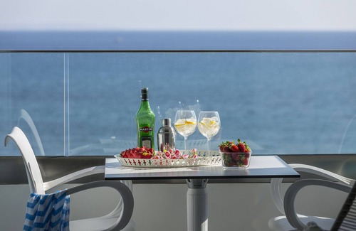Larnaca Appartement | LAMA606 Mackenzie Zoe Seafront Suite
