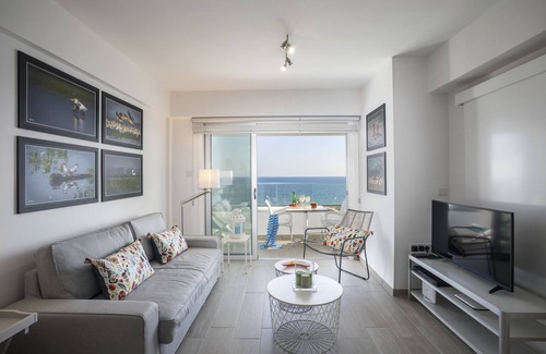 Larnaca Appartement | LAMA606 Mackenzie Zoe Seafront Suite