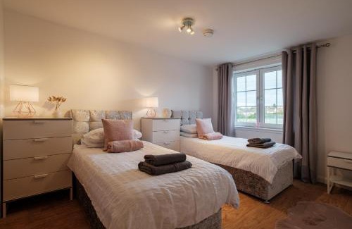 Westhill Appartement | Mackie Residence - SJA Stays - 3 Bed Apartment with parking