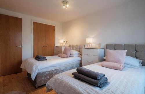 Westhill Appartement | Mackie Residence - SJA Stays - 3 Bed Apartment with parking