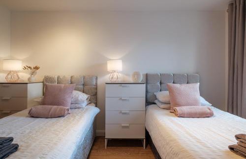 Westhill Appartement | Mackie Residence - SJA Stays - 3 Bed Apartment with parking