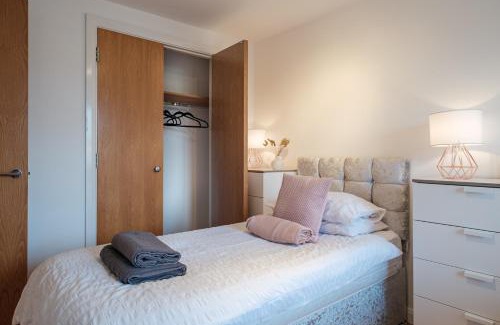 Westhill Appartement | Mackie Residence - SJA Stays - 3 Bed Apartment with parking