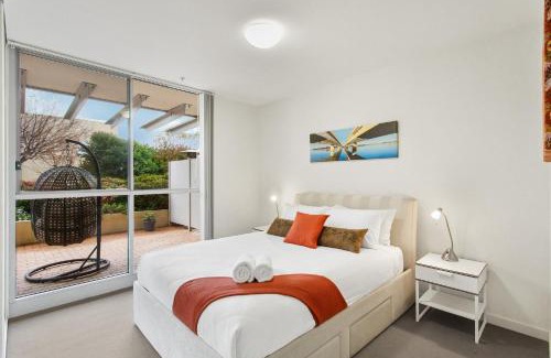 Phillip Appartement | MadeComfy Spacious Canberra Living with Courtyard