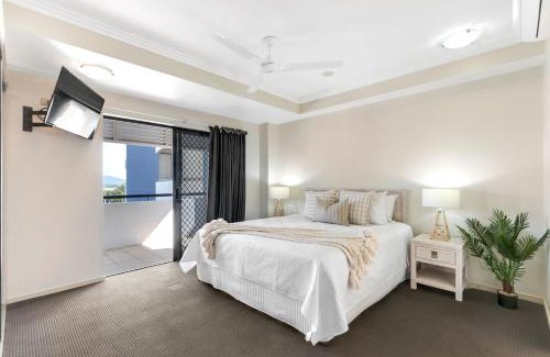 Cairns Central Business District Appartement | Madison Magic - Waterfront Balcony Haven with Pool