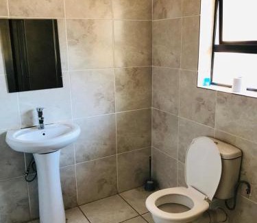 Glen Cowie Maison | Madzindwa Guest House