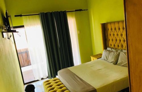 Glen Cowie Maison | Madzindwa Guest House