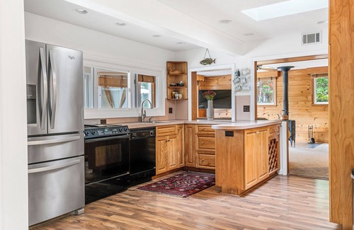 Rindge Maison | Magic Lakehouse, Waterfront, Private Beach and Dock