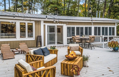 Rindge Maison | Magic Lakehouse, Waterfront, Private Beach and Dock