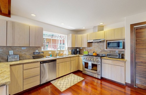 Cleone Maison | Magical estate & detached guest suite with hot tub, game room, pond & playset