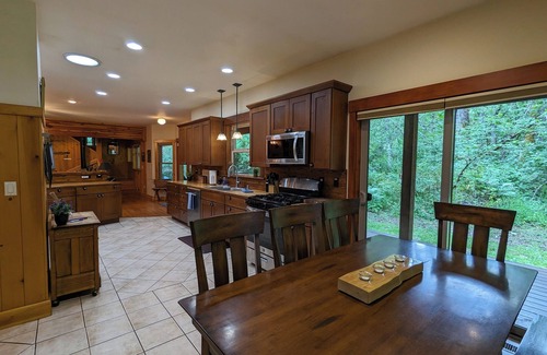 Paradise Estates Cabine | Trillium Lodge+Studio: Book Your Summer Escape! Sleeps 10! HOT TUB+Sauna+EV⚡️