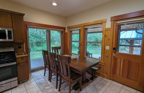 Paradise Estates Cabine | Trillium Lodge+Studio: Book Your Summer Escape! Sleeps 10! HOT TUB+Sauna+EV⚡️