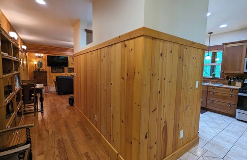 Paradise Estates Cabine | Trillium Lodge+Studio: Book Your Summer Escape! Sleeps 10! HOT TUB+Sauna+EV⚡️