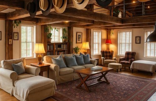 Off Broadway Hôtel | Magical Post And Beam Loft Downtown Newport!