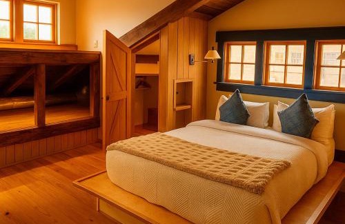 Off Broadway Hôtel | Magical Post And Beam Loft Downtown Newport!