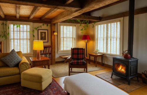 Off Broadway Hôtel | Magical Post And Beam Loft Downtown Newport!
