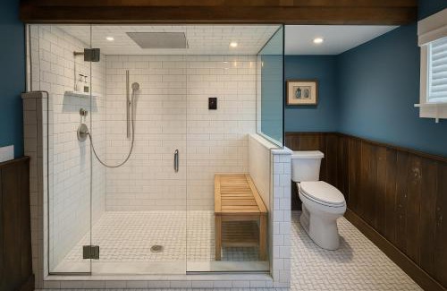 Off Broadway Hôtel | Magical Post And Beam Loft Downtown Newport!