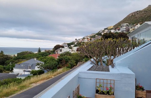 Fish Hoek Appartement | Magical Seaview Penthouse with Own Pool, Board Game Room, Wellness Room & Hot Tub