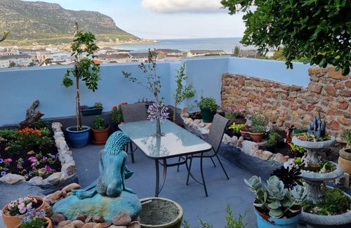 Fish Hoek Appartement | Magical Seaview Penthouse with Own Pool, Board Game Room, Wellness Room & Hot Tub