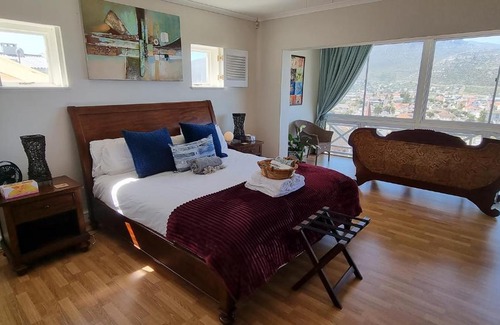 Fish Hoek Appartement | Magical Seaview Penthouse with Own Pool, Board Game Room, Wellness Room & Hot Tub