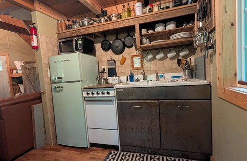 Ashford Cabine | TAHOMA PARK HOUSE: Sweet Creekside Retreat! Covered Porch+BBQ+Woodstove