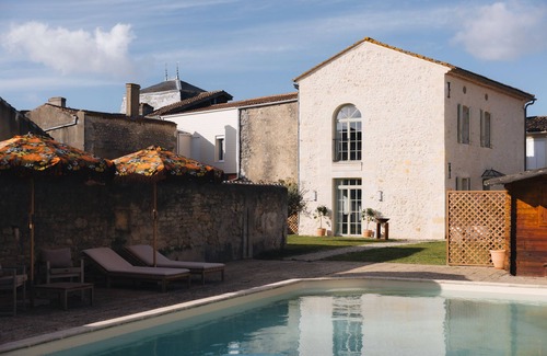 Saint-Seurin-de-Cadourne Appartement | Magnifique Suite Appartement avec piscine N°3