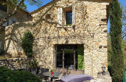 Saint-Marcel-de-Careiret Cottage | Magnifique gîte en pierre avec jacuzzi, piscine et grand terrain arboré.