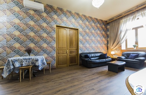 Lypky Maison | Magnificent classic apartment with a view of Khreschatyk Street