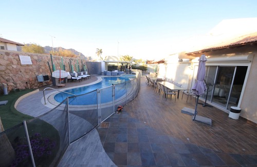 Eilat Maison | Magnifique Villa 5* avec grande piscine chauffée et terrain de foot 17 personnes