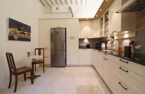 Uzes Appartement | Elégance Renaissance Appartement d'Exception Place aux Herbes du XVI -ème siècle