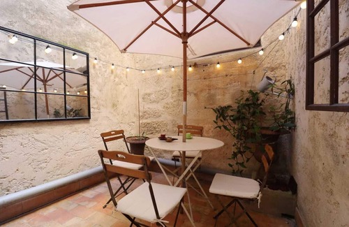 Uzes Appartement | Elégance Renaissance Appartement d'Exception Place aux Herbes du XVI -ème siècle