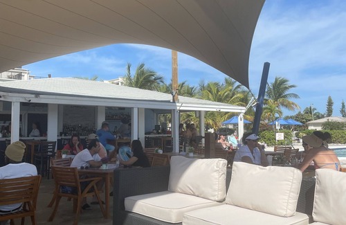Williams Town Copropriété | Magnifique condo en front de mer avec piscine et restaurant / bar