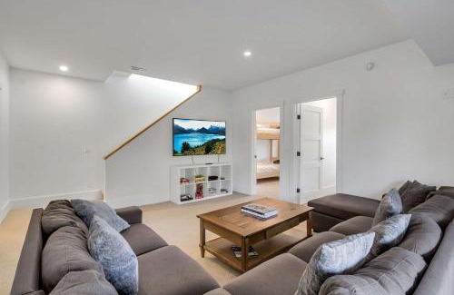 Ellicottville Maison | Magnificent Chalet Sweeping Views and Hot Tub