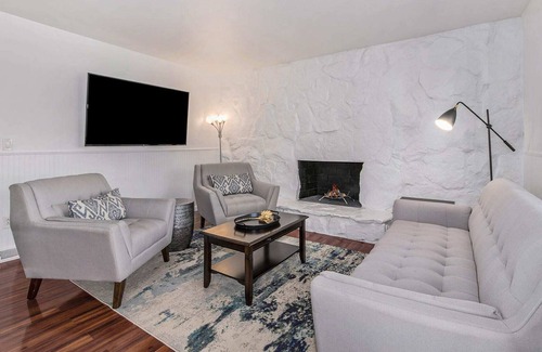 Southeast Maison | Magnificent Denver Townhome|Master Bedroom|Sleep 8