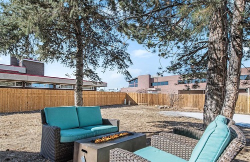 Southeast Maison | Magnificent Denver Townhome|Master Bedroom|Sleep 8