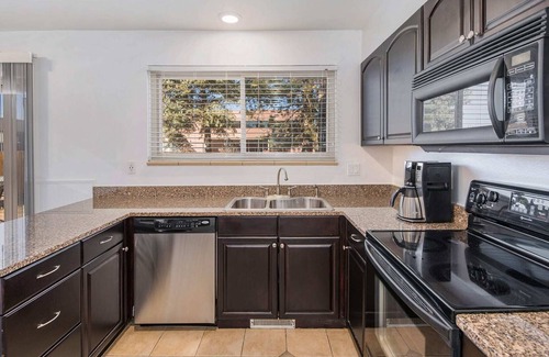 Southeast Maison | Magnificent Denver Townhome|Master Bedroom|Sleep 8