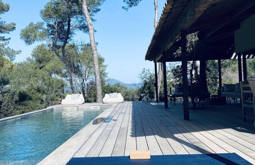 Montferrier-sur-Lez Maison | Magnifique maison d'architecte dans les pins avec vue sur le Pic sur Loup