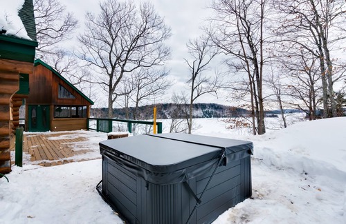 Lac-Simon Chalet De Ski | Magnificent log cabin with breathtaking views and water access