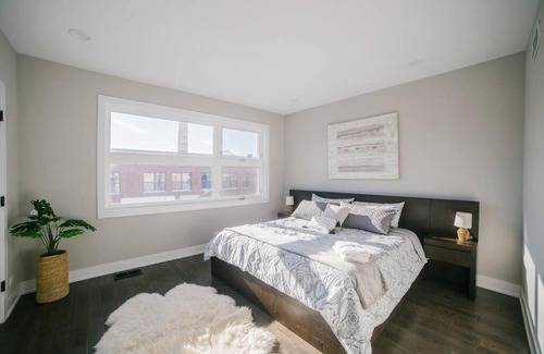 West Bucktown Maison | MAGNIFICENT NEW Home w/8 Beds & Free Parking