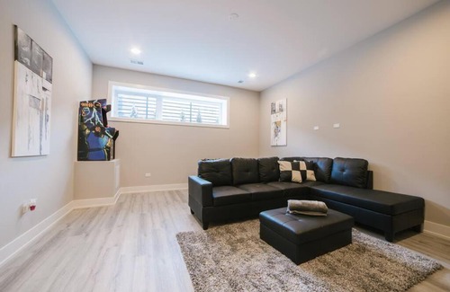 West Bucktown Maison | MAGNIFICENT NEW Home w/8 Beds & Free Parking